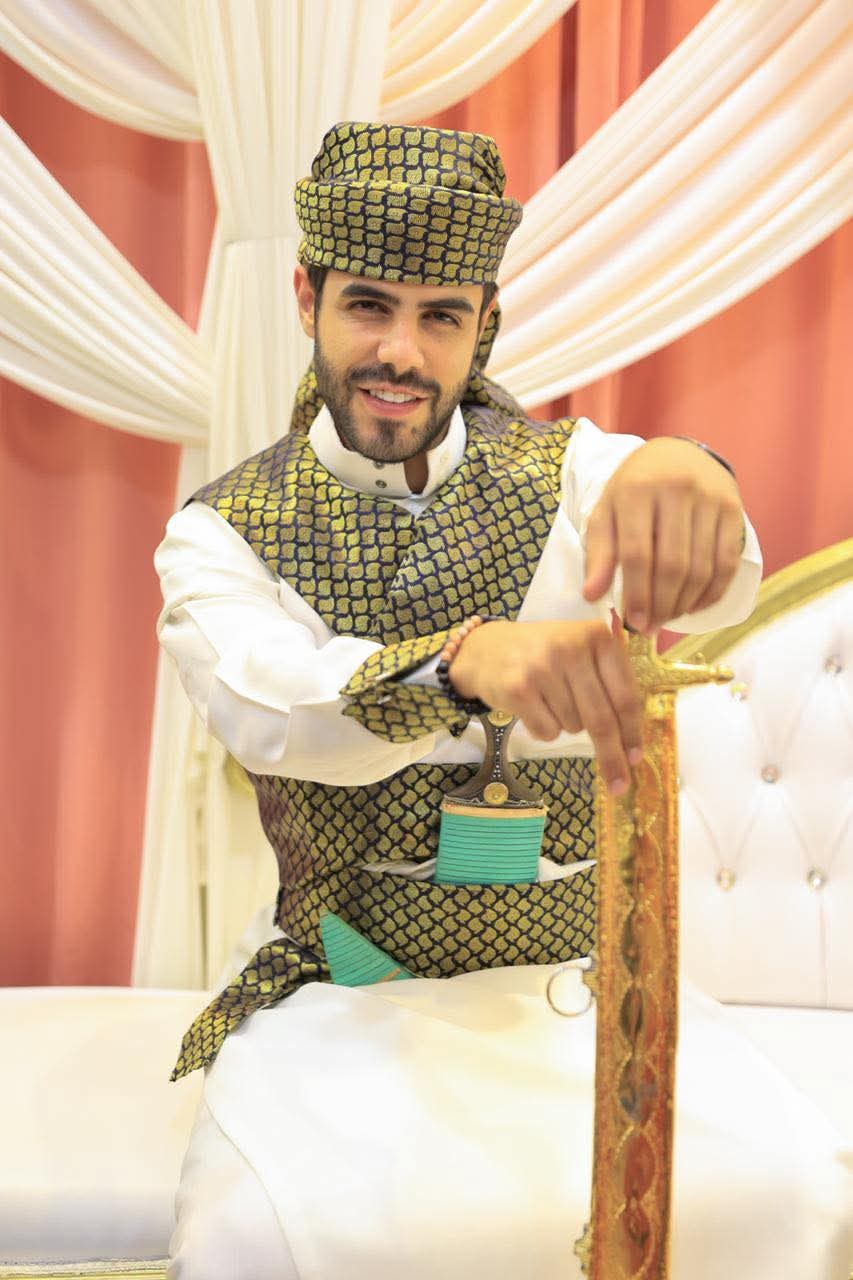 عريس بثوب أبيض ناصع